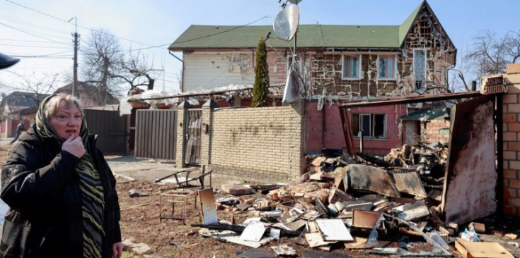 Una dona contempla casa seva després d’un bombardeig als afores de Kíiv.