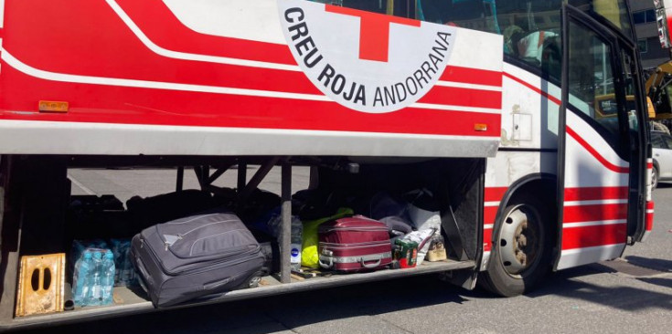 L’autobús de la Creu Roja que va portar els refugiats, ahir.