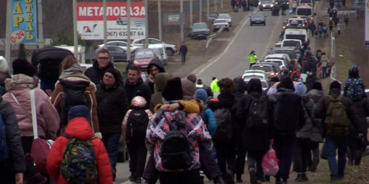 Refugiats ucraïnesos fugen dels bombardejos.