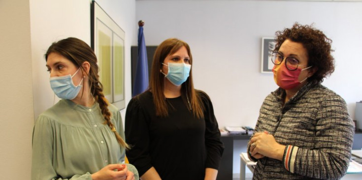 Judith Pallarès, acompanyada de les tècniques del projecte, Karina Chinchilla i Sílvia Rodríguez.