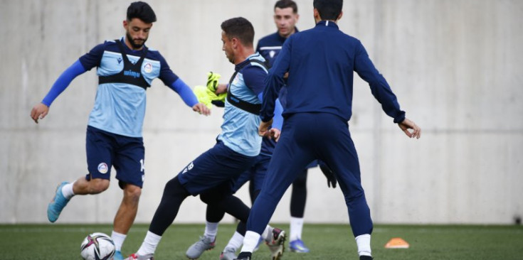 Aláez i Bernat disputen una pilota durant l’entrenament d’ahir a la tarda a l’Estadi Nacional.