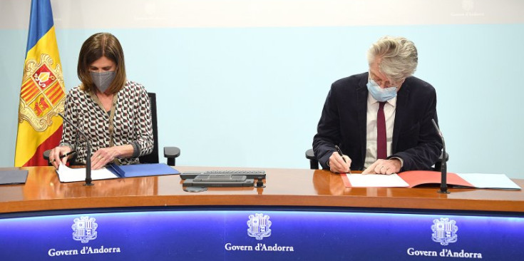 Ester Vilarrubla i Jean-Claude Tribolet signen l’acord del programa.