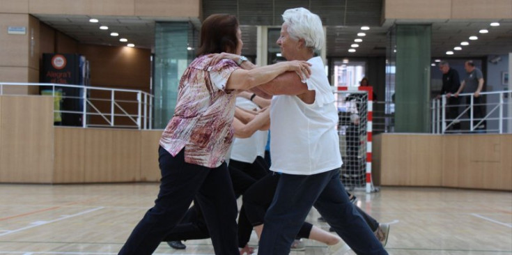 La gent gran d’Escaldes-Engordany en un dels tallers esportius.