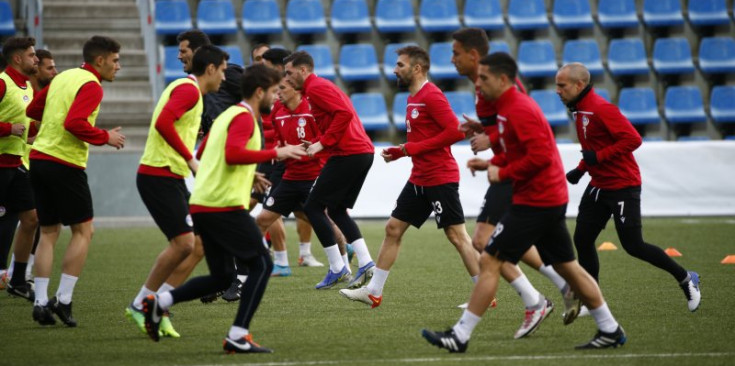 Els jugadors de la selecció absoluta en un moment de l’entrenament d’ahir a l’Estadi Nacional.