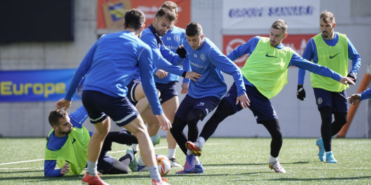 Els jugadors de l’FC Andorra lluiten una pilota durant l’entrenament d’ahir.