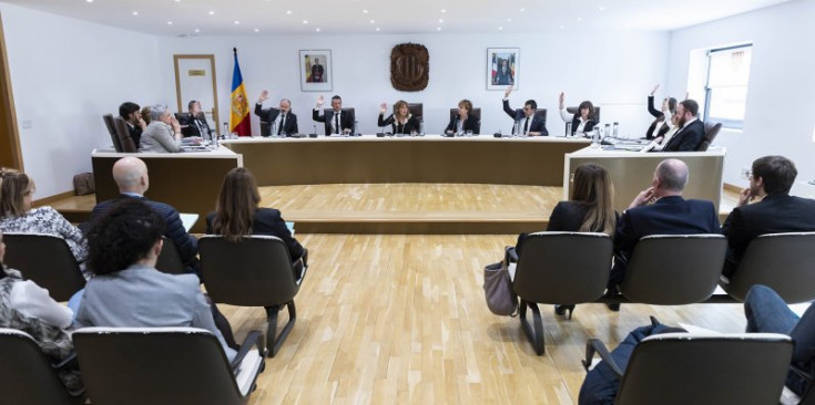 Moment d’una votació efectuada ahir durant el Consell de Comú d’Andorra la Vella.