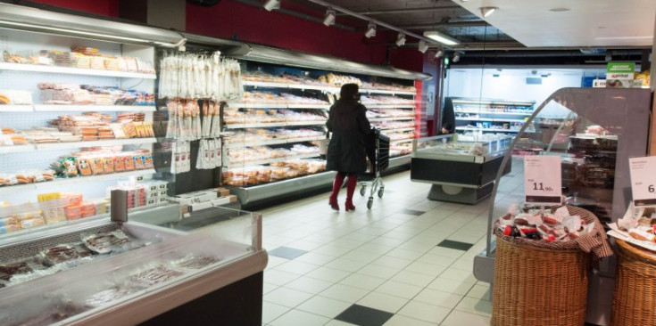 Una dona comprant al supermercat de Pyrénées Andorra.