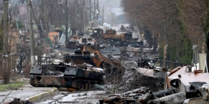 Un carrer de Butxa amb tot d’armament rus destruït.