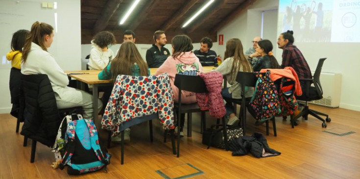 La presentació del taller de fototrampeig, a la Casa de la Muntanya, ahir.