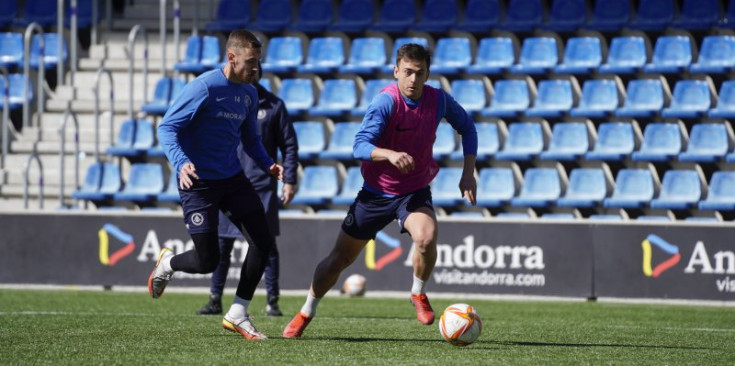 Vergés i Molina lluiten una pilota durant l’entrenament d’ahir a l’Estadi Nacional.