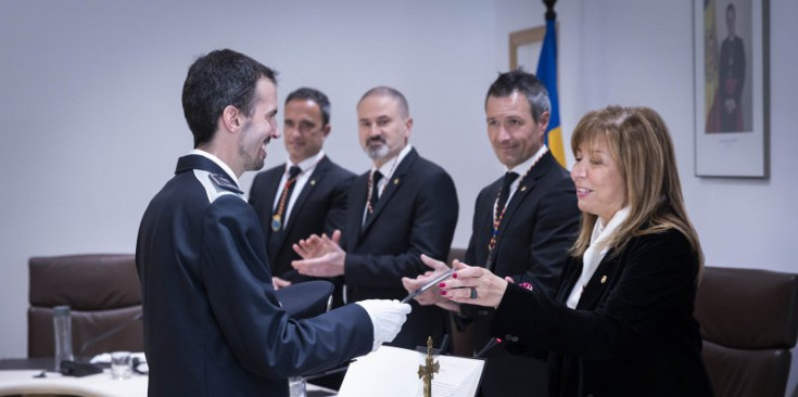 Acte de jurament de dos agents de circulació durant la sessió ordinària.