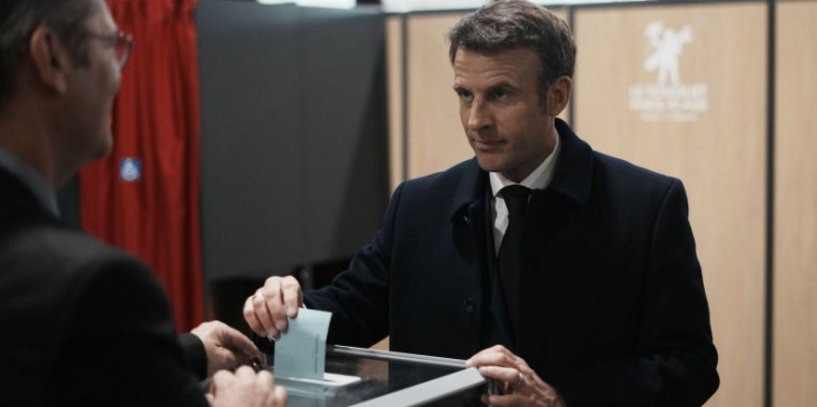 El president i copríncep Emmanuel Macron diposita el seu vot a l’urna.