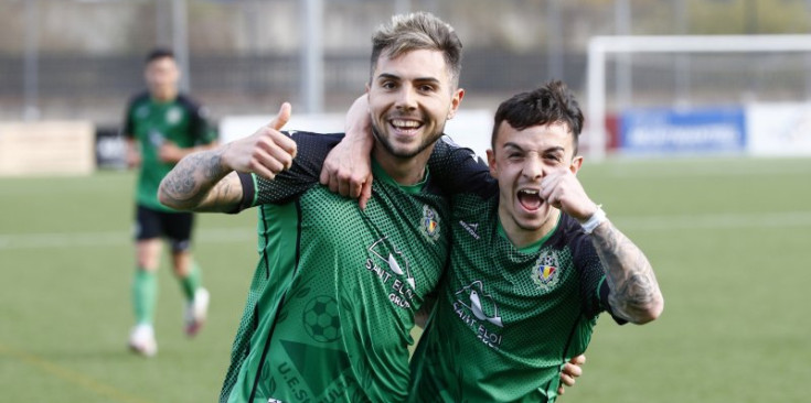 Maffeo i Casas celebren el primer gol del Sant Julià contra la UE Santa Coloma, ahir al Centre d'Entrenament de la FAF.