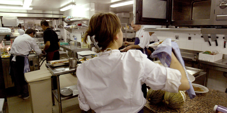 Uns cuiners preparen menjar en un establiment d’Andorra.