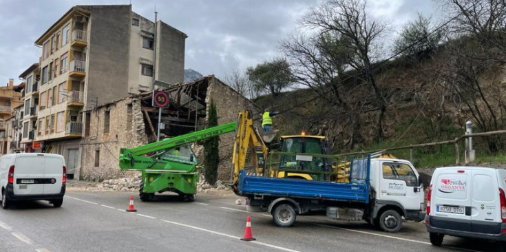 Enfonsament d'un edifici deshabitat al peu de la carretera C-14, a Organyà