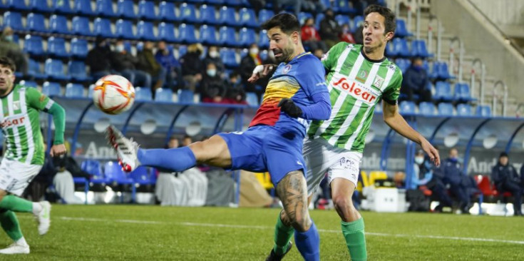 C.Martínez remata una pilota en el partit d’anada contra el Sanluqueño.