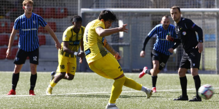 El davanter de la UE Santa Coloma Gavim tira un penal en el partit contra l'Inter de la jornada 17.