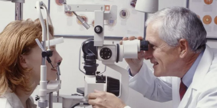 Un optometrista fent una revisió.