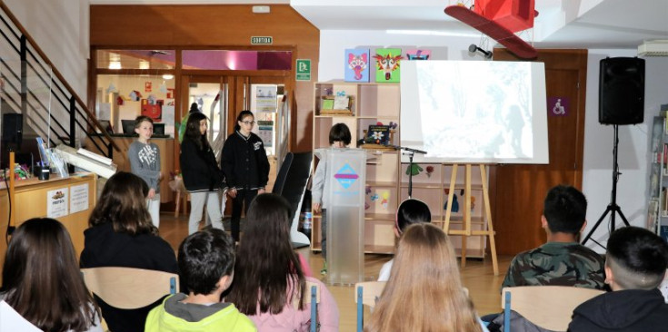 Un moment de la marató de lectura celebrada ahir a Encamp.