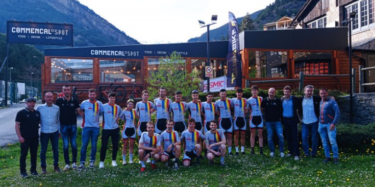 Els 15 corredors de l’equip nacional de la Federació Andorrana de Ciclisme (FAC), amb l’‘staff’.