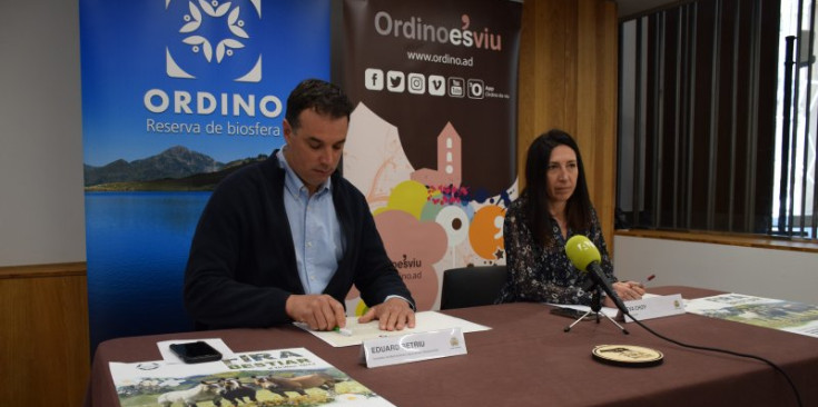 El conseller d’Agricultura d’Ordino, Eduard Betriu, i la cònsol menor, Eva Choy, presenten la fira del bestiar.