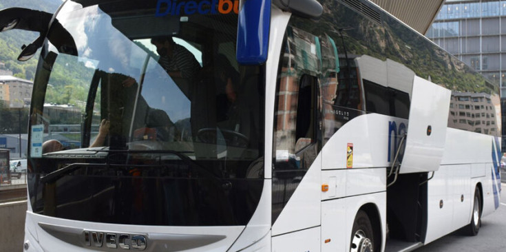 Un bus que realitza viatges internacionals.