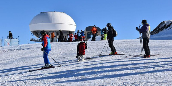 Unes persones practicant esquí, aquesta temporada.