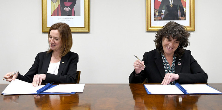 Sílvia Calvó i Teresa Jordà signen el conveni.