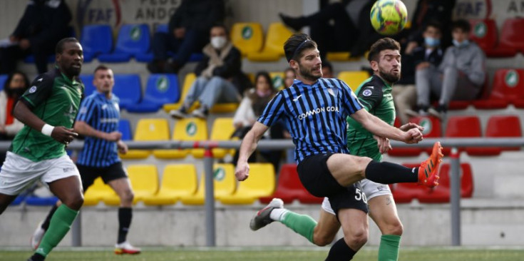 Pau Bosch, de l'Inter, refusa la pilota pressionat per Maldonado, en un partit d'aquest curs al Centre d'Entrenament de la FAF.