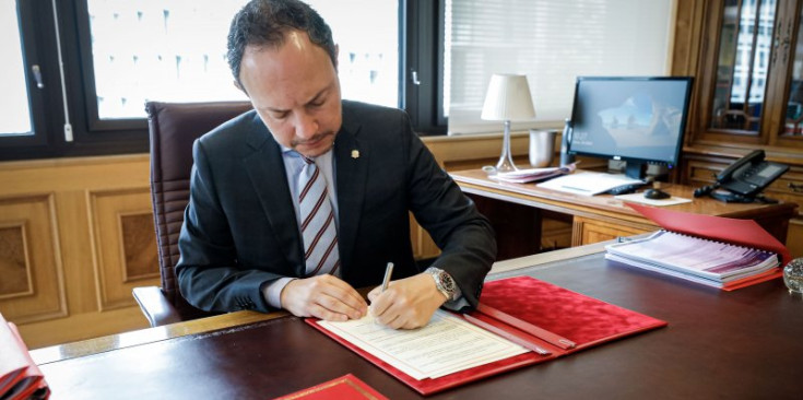 El cap de Govern, Xavier Espot, signa l’acord intergovernamental amb França, ahir al seu despatx.