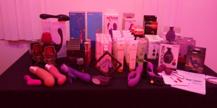 Conjunt de joguines i cosmètica eròtica que la sexòloga Eva Moreno va presentar a la reunió de tapersex.