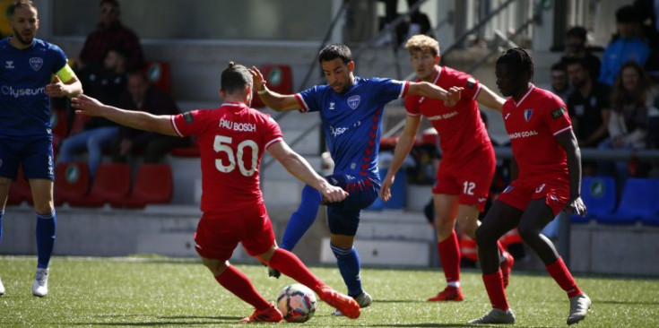 Pau Bosch, defensa de l'Inter, es disposa a fer una passada en llarg pressionat per Aaron Sánchez, davanter de l'Atlètic, al derbi escaldenc de la primera jornada del play-off pel títol.