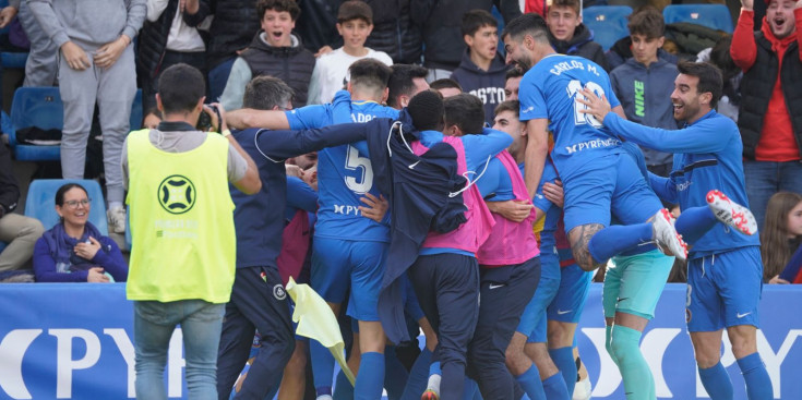 Els jugadors de l'FC Andorra celebren un dels gols del partit.