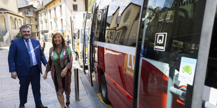 Dani Vinseiro i Conxita Marsol, ahir durant la presentació de les novetats al servei de bus comunal.