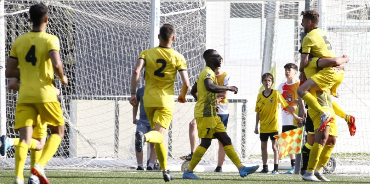 Els jugadors de la UE Santa Coloma celebren el primer dels 3 gols marcats ahir davant l'Inter al Centre d'Entrenament de la FAF.