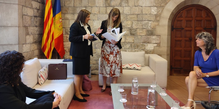 Un moment de la trobada entre la ministra Trini Marín i la consellera Victòria Alsina.