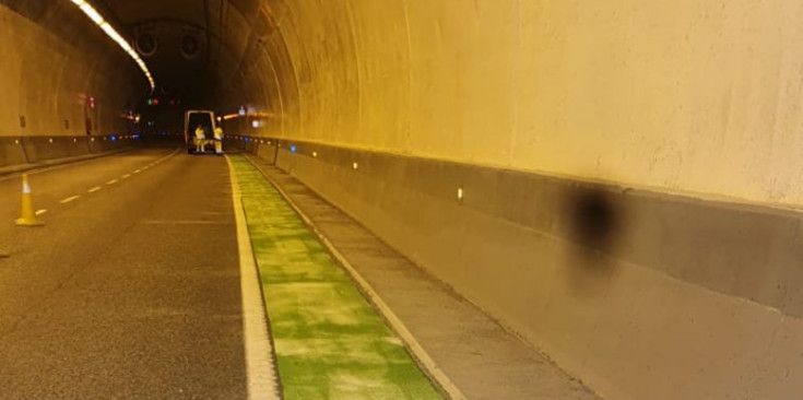 Operaris pintant el carril bici dins el Túnel de les Dos Valires.