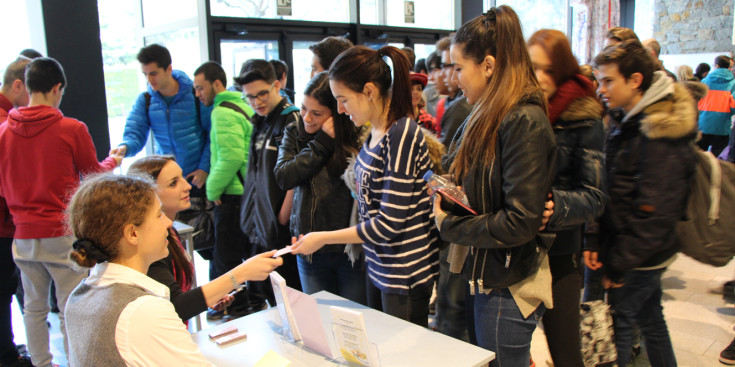 Alumnes de segona ensenyança durant la visita d’ahir al Centre de Formació Professional.