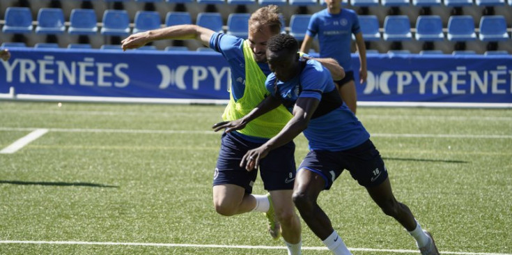 Enri i Zourdine lluiten una pilota durant l’entrenament d’ahir.