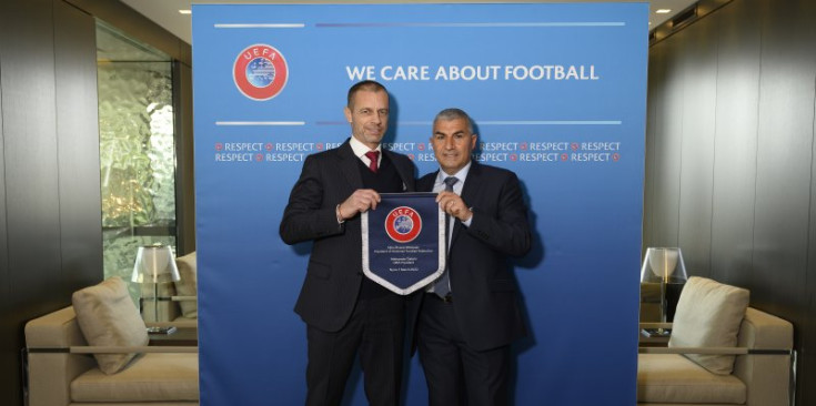 El president de la FAF, juntament amb el de la UEFA, en una recepció a la seu de la UEFA.