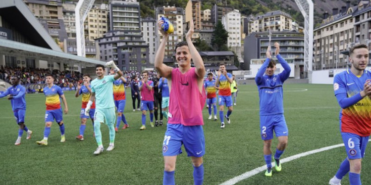 Els jugadors de l’FC Andorra celebren amb l’afició l’última victòria a l’Estadi Nacional, contra l’Albacete.
