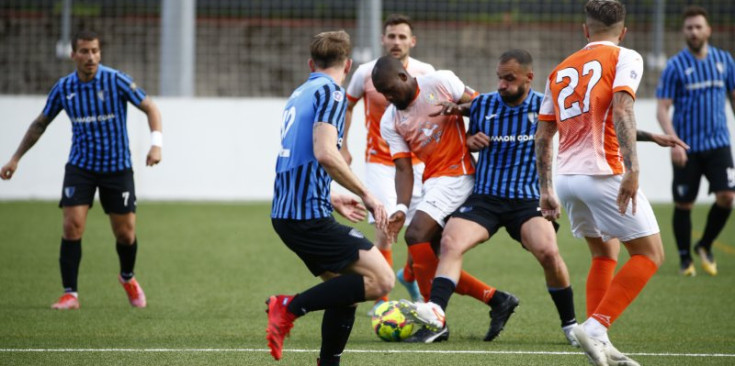 Bacari i Sergio Moreno pugnen per una pilota al mig del camp en el darrer Sant Julià-Inter.