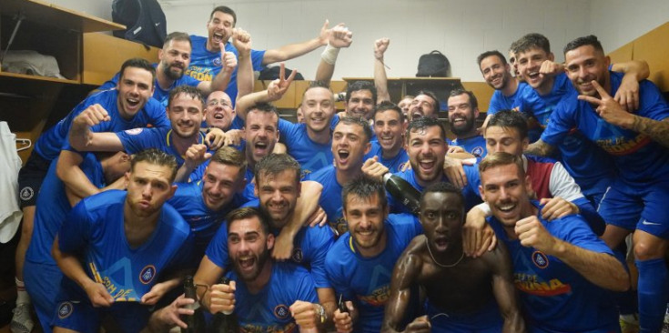 Els jugadors de l'FC Andorra celebren l'ascens a Segona Divisió.