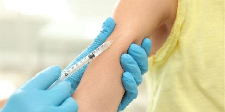 Un professional sanitari administra una vacuna a una persona.