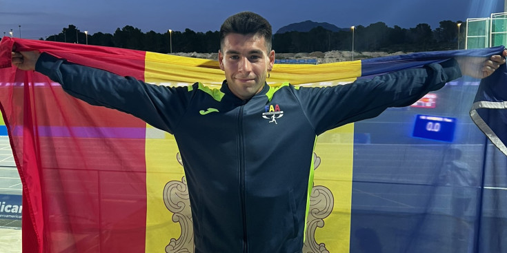 Carabaña celebra la seva medalla de plata amb la bandera del país.