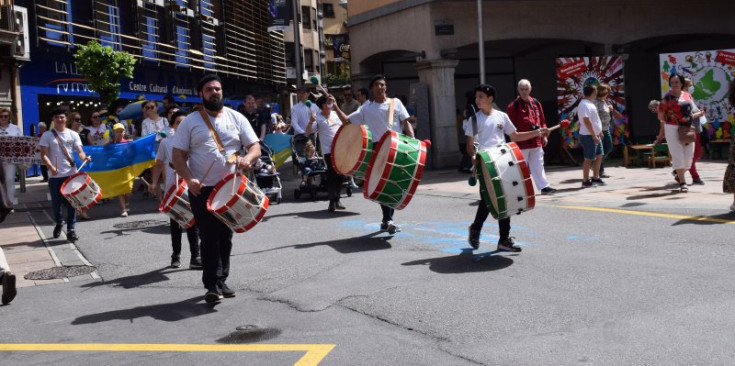 L’arribada de la cercavila de les entitats culturals a la plaça Guillemó.