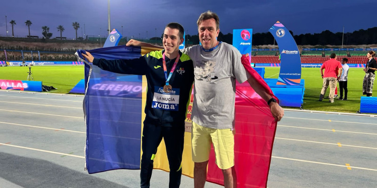 Moya amb el seu pare, després d'aconseguir el bronze en els 1.500 metres.