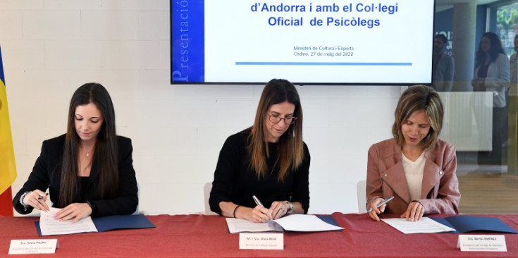 D’esquerra a dreta: Palau, Riva i Jiménez durant la firma dels convenis al CTEO.