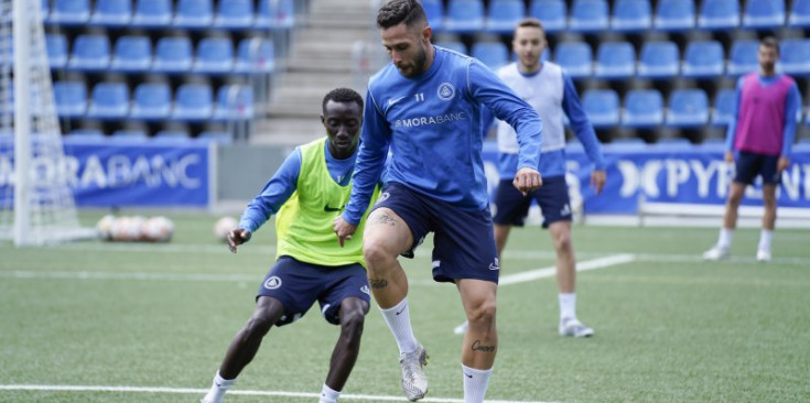 Marc Fernández i Zourdine disputen una pilota en un entrenament.