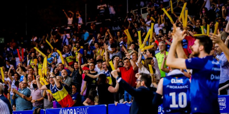 L’afició celebra una de les jugades de l’últim partit del MoraBanc a l’ACB, contra el Lenovo Tenerife.